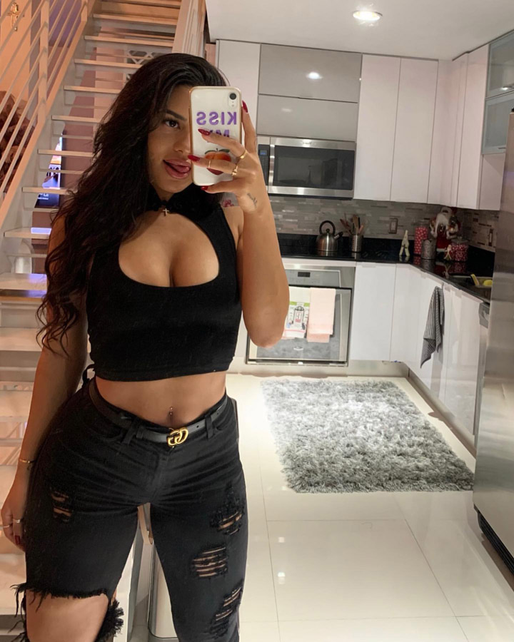 30 Images Proving American Fitness Beauty Katya Elise Henry’s Workout Routines Really Work! 157