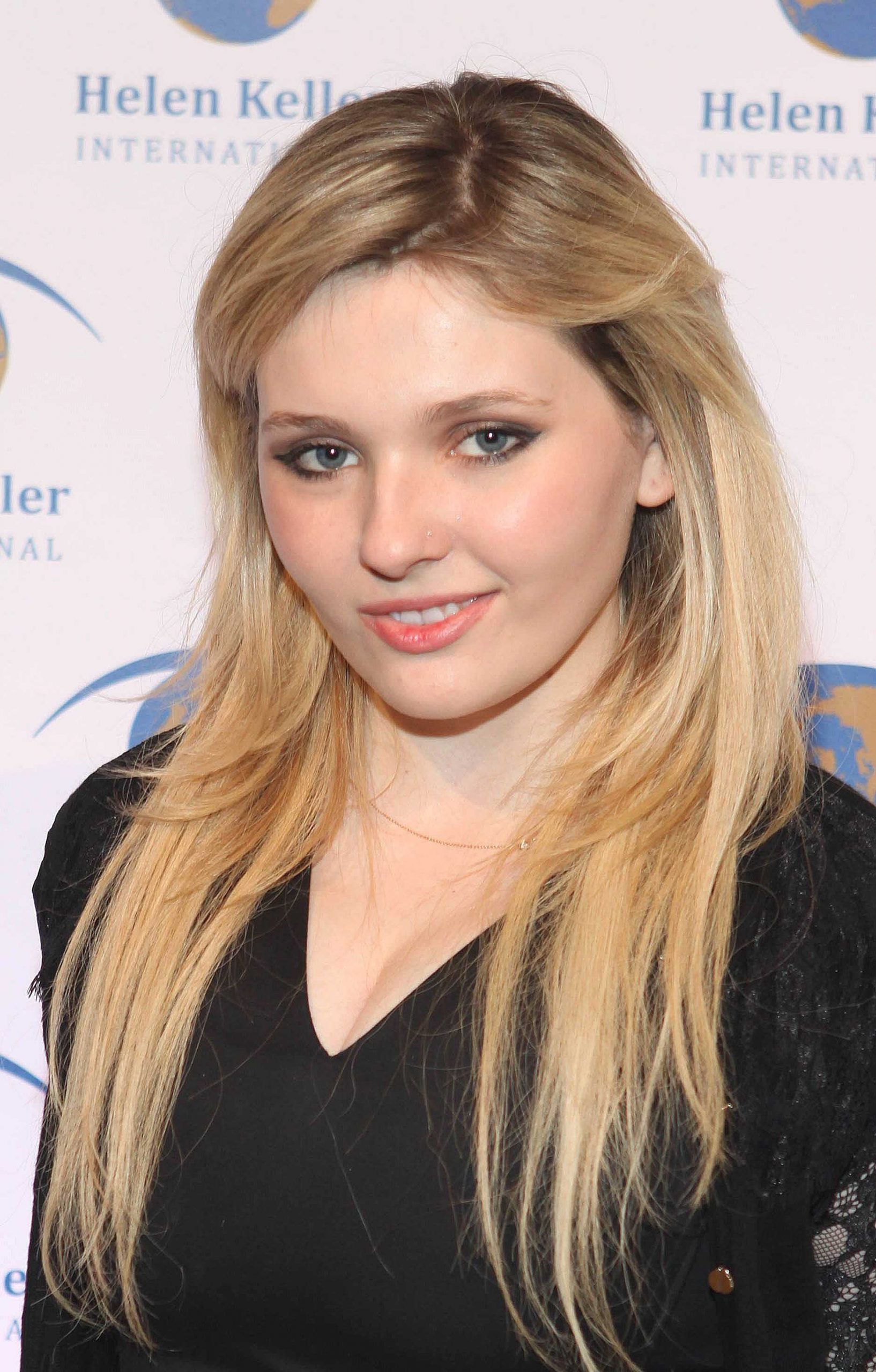 70+ Hot Pictures Of Abigail Breslin Are Epitome Of Sexiness 13