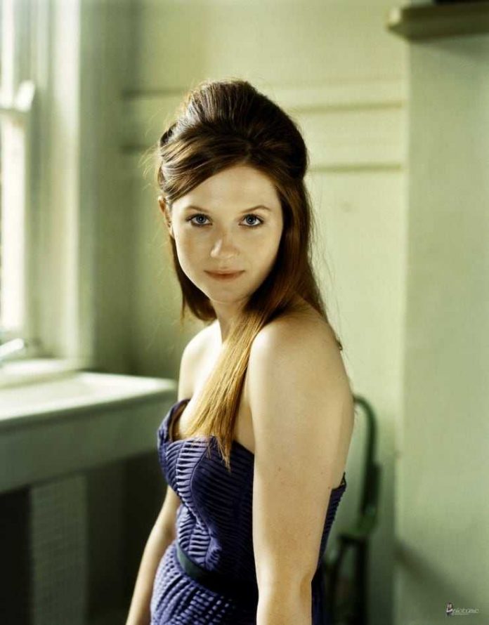 50 Bonnie Wright Nude Pictures Brings Together Style, Sassiness And Sexiness 647