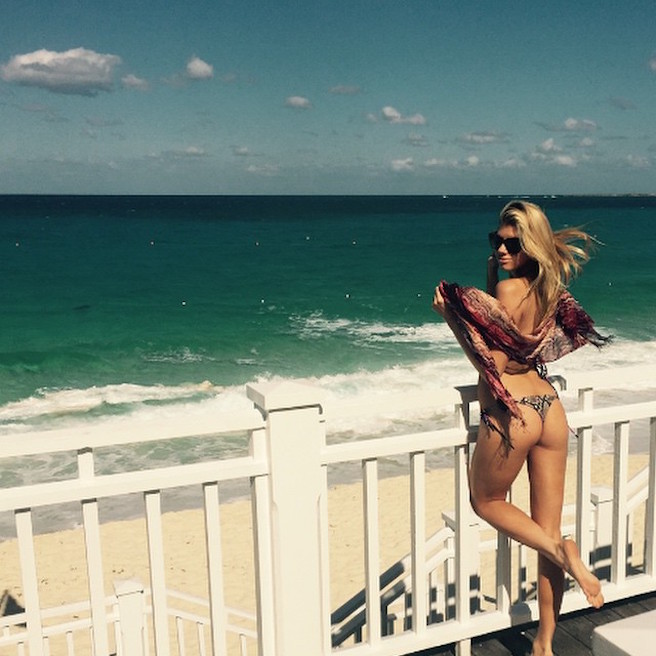 Charlotte-Mckinney-Instagirl-Instagram-Sexy-Jolie-Blonde-Bikini-Américaine-Floride-Mannequin-Top-Model-15