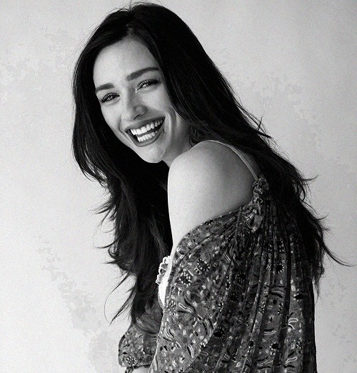 Crystal Reed very hot photo