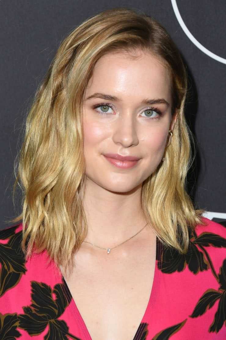 70+ Hot Pictures Of Elizabeth Lail Which Will Get You Addicted To Her Sexy Body 7