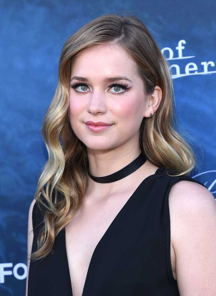 70+ Hot Pictures Of Elizabeth Lail Which Will Get You Addicted To Her Sexy Body 11