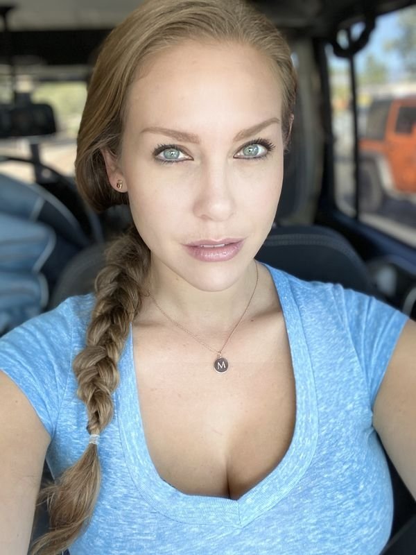 40 Hot Car Selfies 11