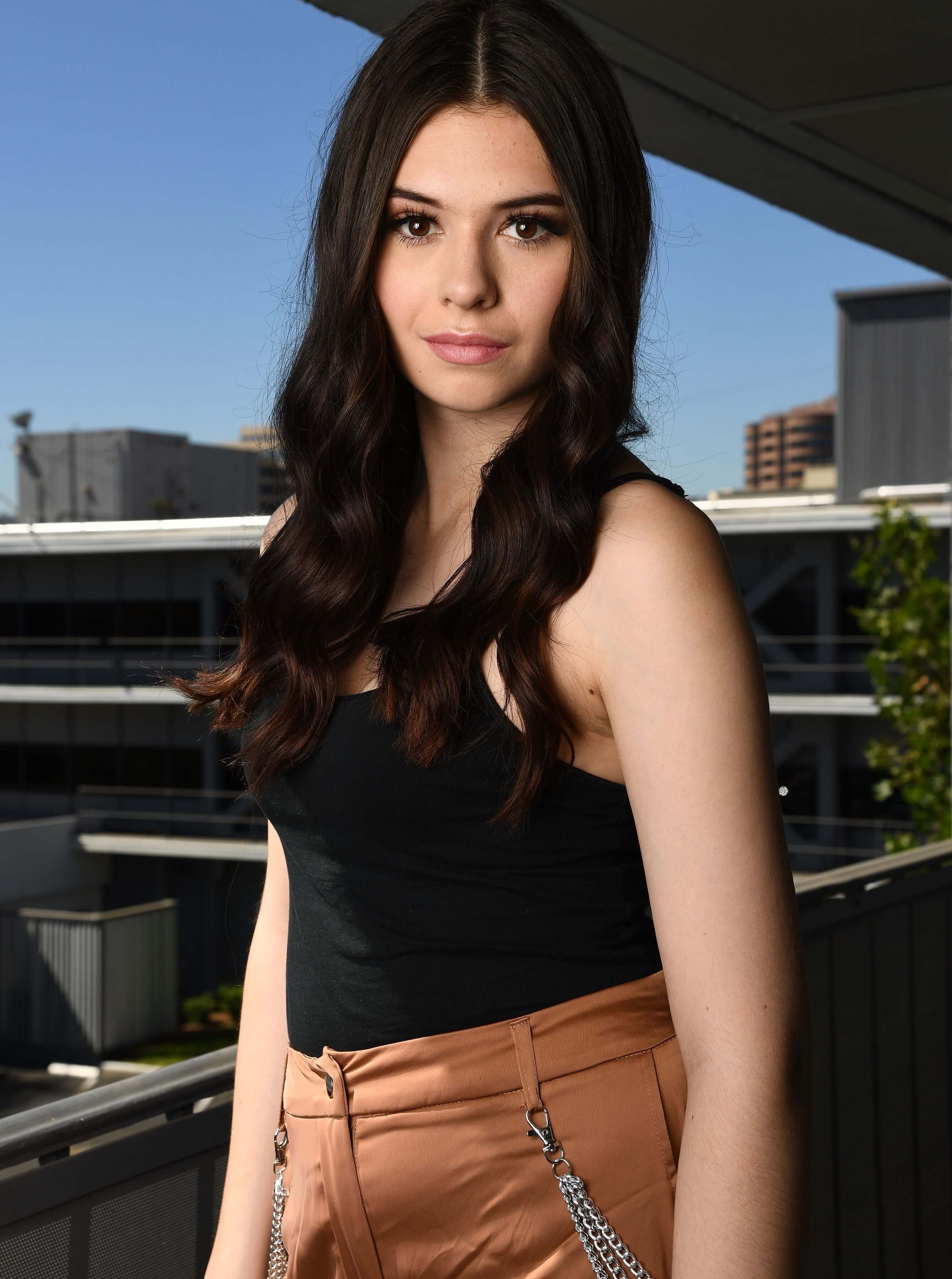 Nicole Maines hot look pic (2)