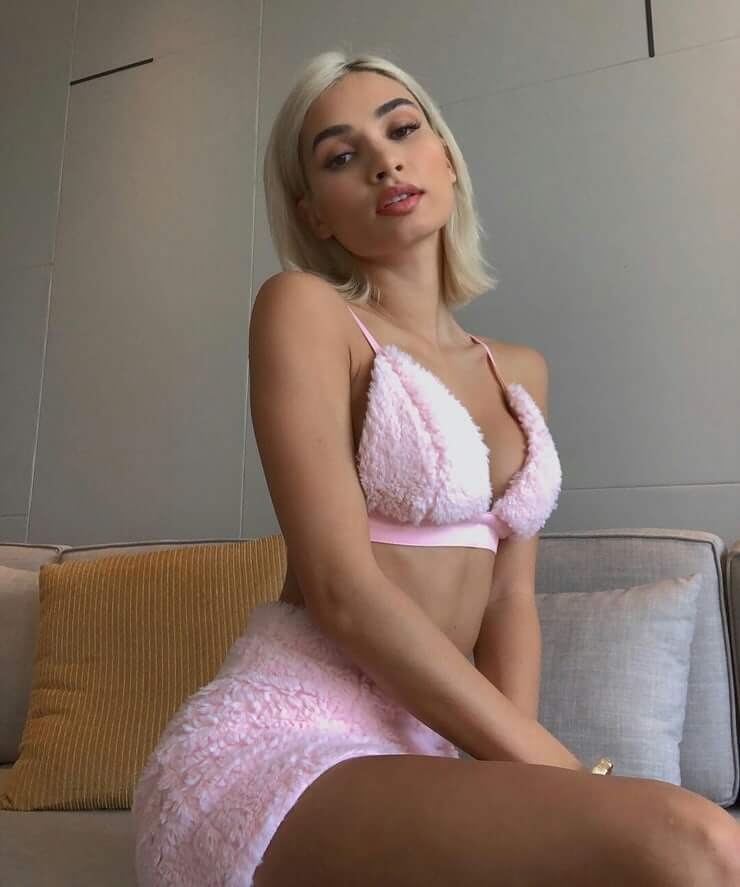 PiaMia sexy boobs picture