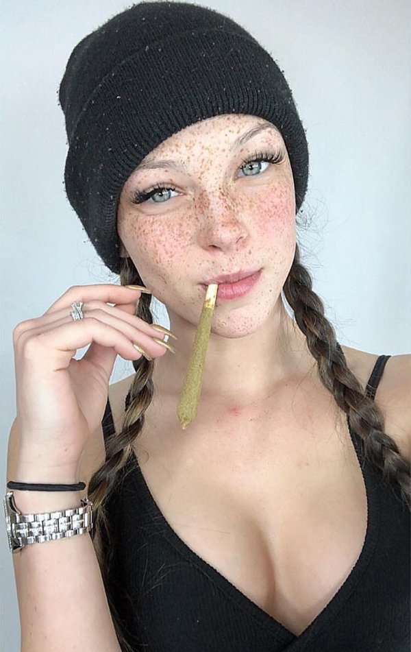 31 Sexy Weed Girls 24