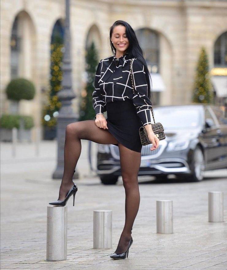 60 Hot Girls With Beautiful Long Legs 25