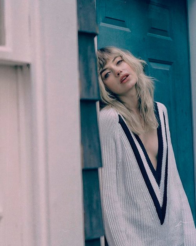 imogen poots sexy cleavage