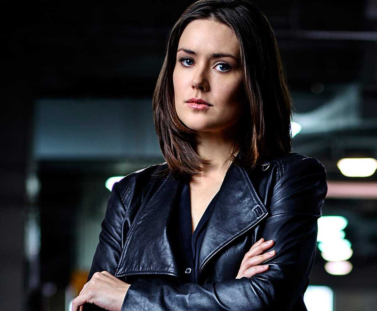 70+ Hot Pictures Of Megan Boone Will Make You A Big Fan Of Blacklist TV Series 9