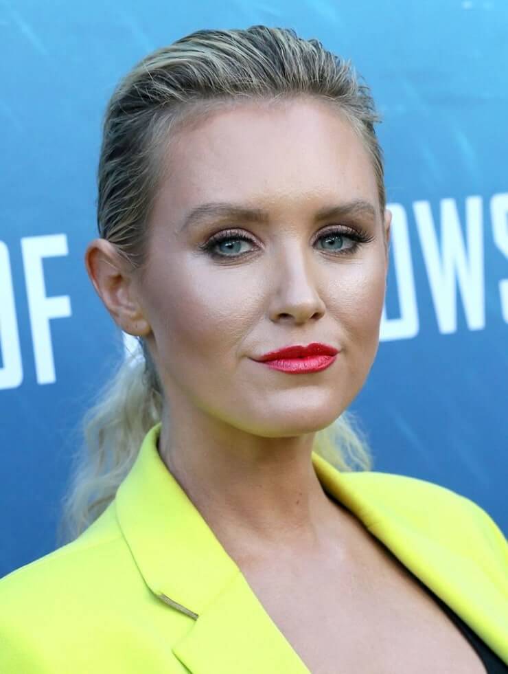 61 Sexy Nicky Whelan Boobs Pictures Will Induce Passionate Feelings for Her 3