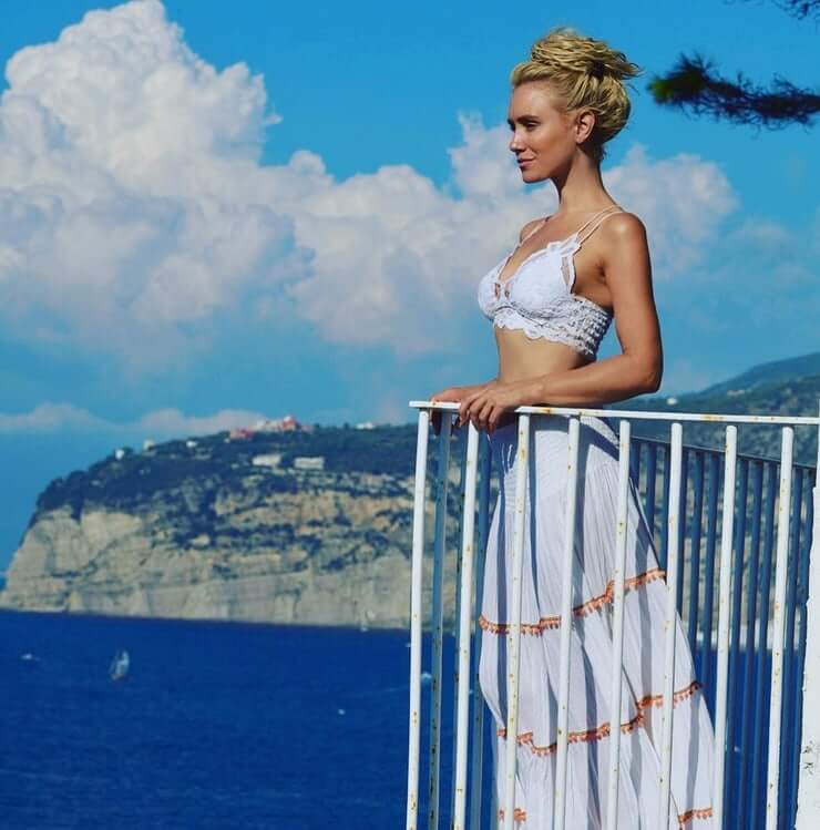61 Sexy Nicky Whelan Boobs Pictures Will Induce Passionate Feelings for Her 256