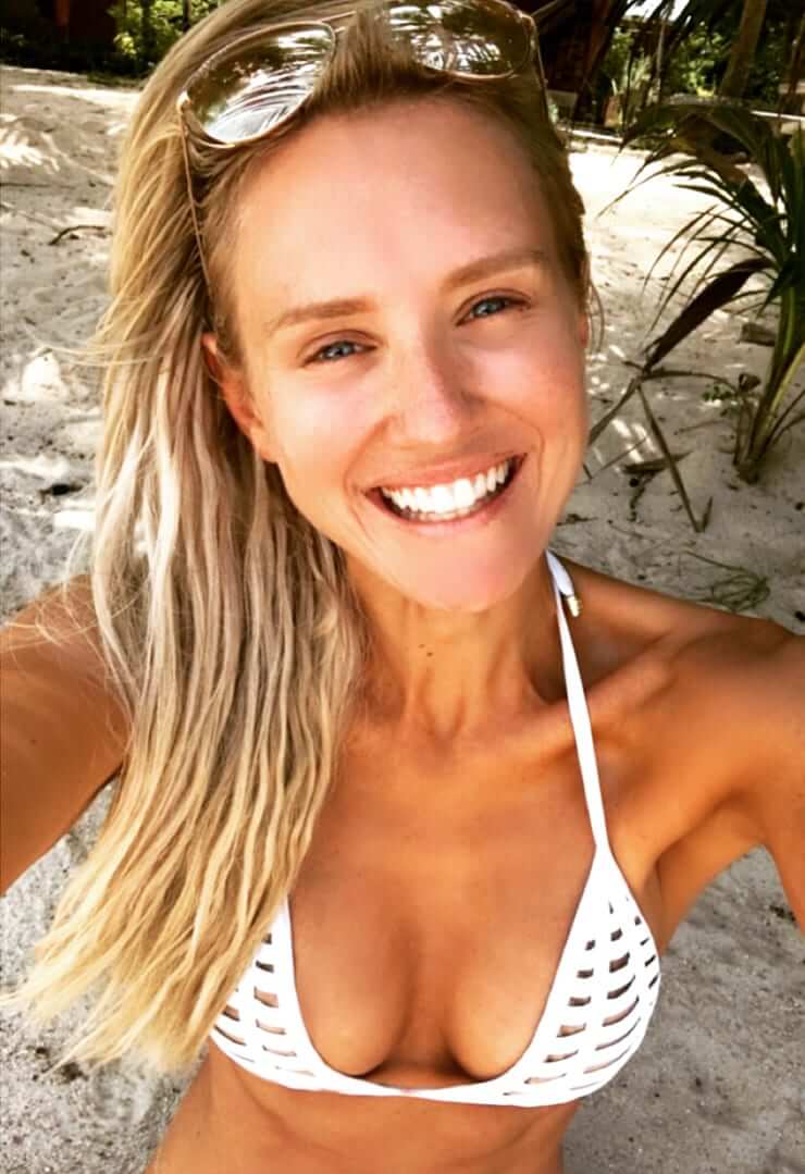 nicky whelan sexy cleavage