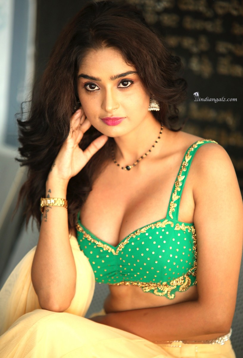 nikitha pawar hot sexy cleavage 9