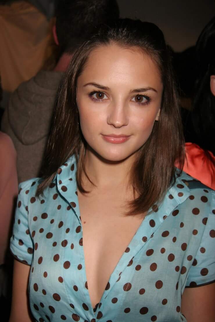 rachael leigh cook cleavage pictures