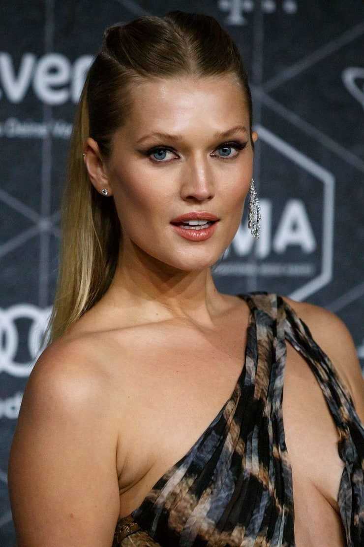 61 Sexy Toni Garrn Boobs Pictures Which Will Make You Feel Arousing 516