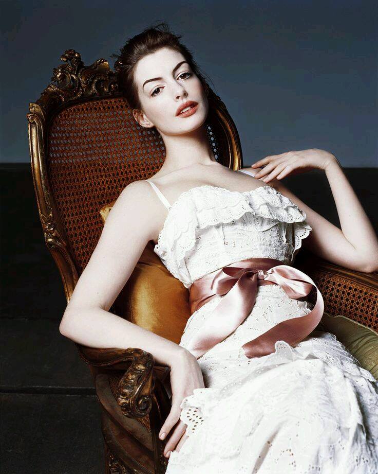 60 Sexy and Hot Anne Hathaway Pictures – Bikini, Ass, Boobs 109