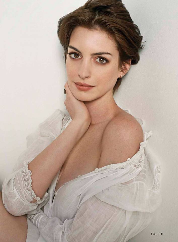 60 Sexy and Hot Anne Hathaway Pictures – Bikini, Ass, Boobs 29