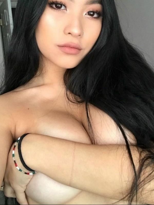 Busty Girls (58 pics)