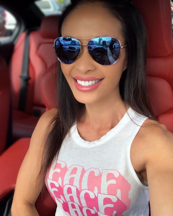 Hot Car Selfies (41 pics)