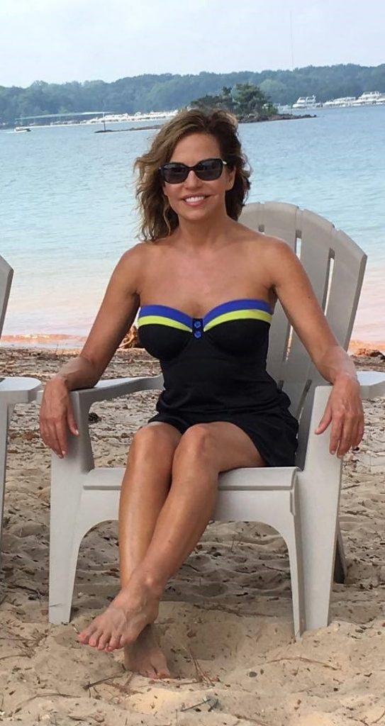 Robin Meade got it all, the beauty, hot body, and brains. 