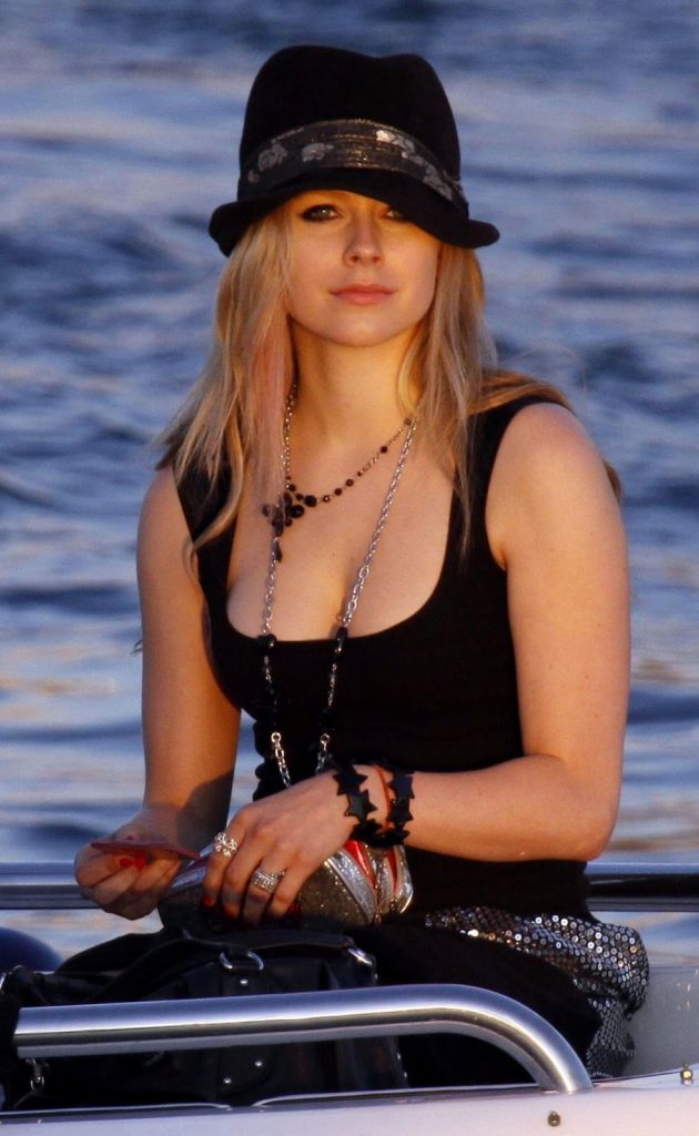 52 Sexy and Hot Avril Lavigne Pictures – Bikini, Ass, Boobs 204