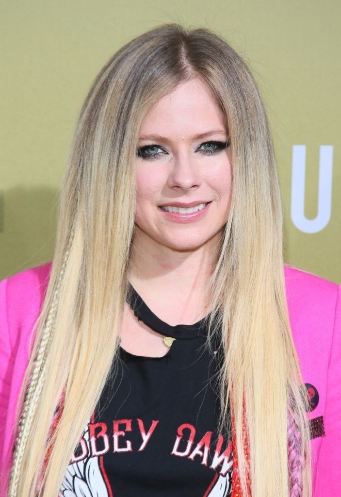 52 Sexy and Hot Avril Lavigne Pictures – Bikini, Ass, Boobs 316