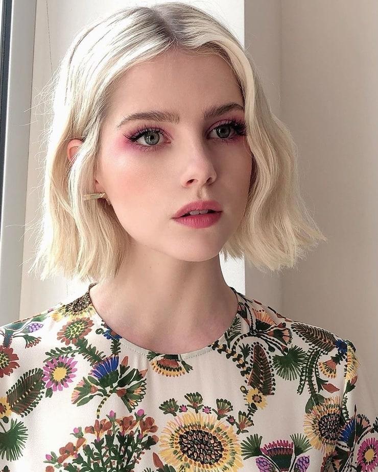 70+ Hot Pictures Of Lucy Boynton Which Will Make Your Day 20