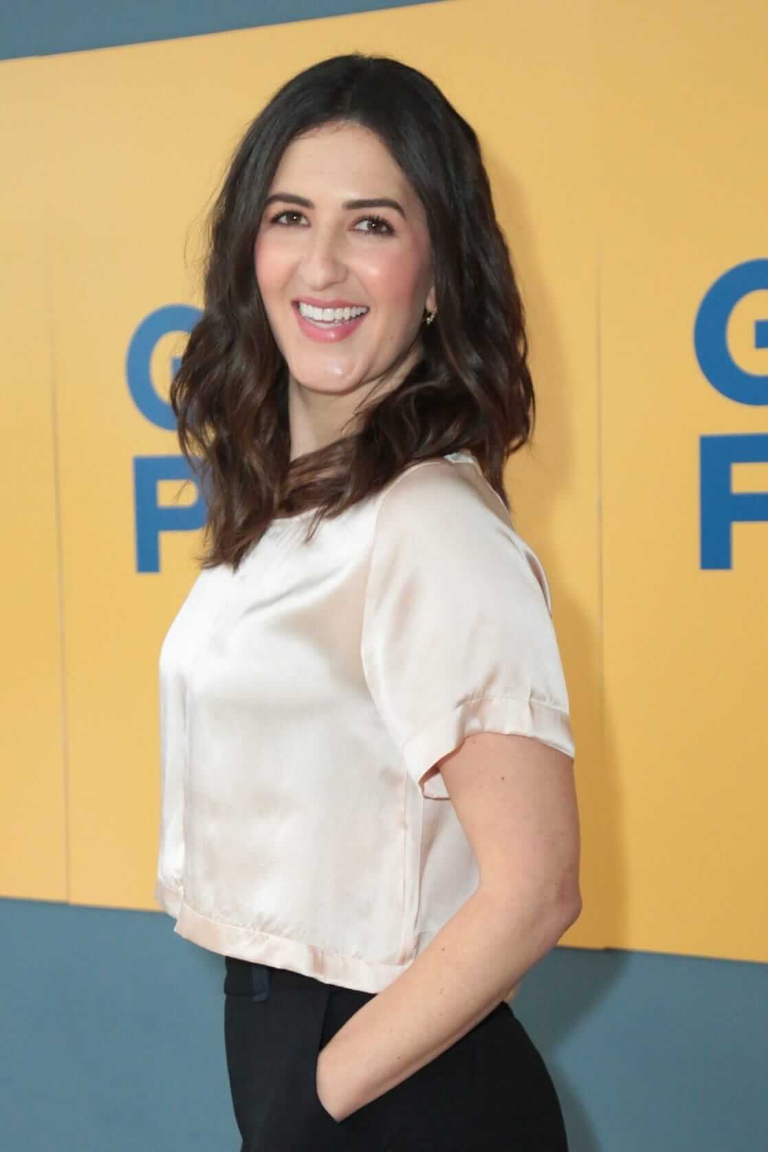 D'Arcy Carden hot side pic