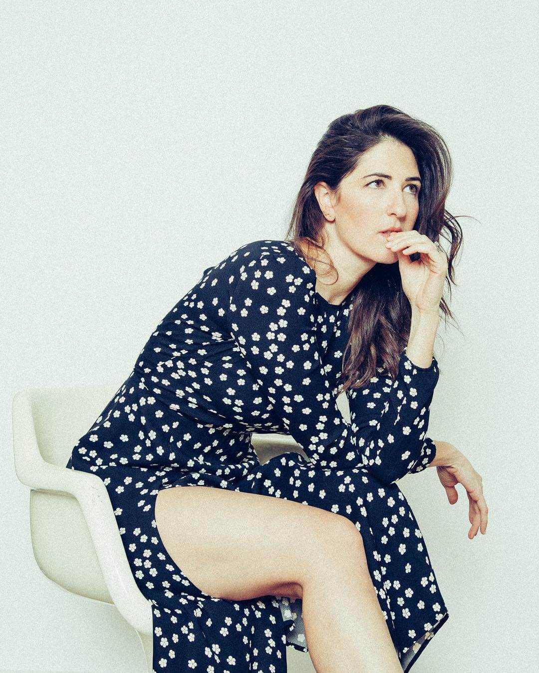 D'Arcy Carden hot thigh