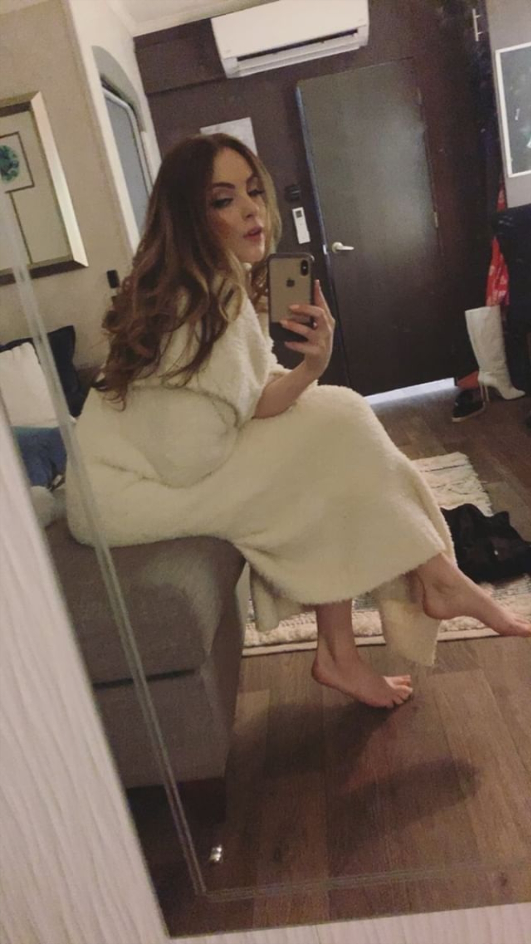 Elizabeth Gillies sexy selfi