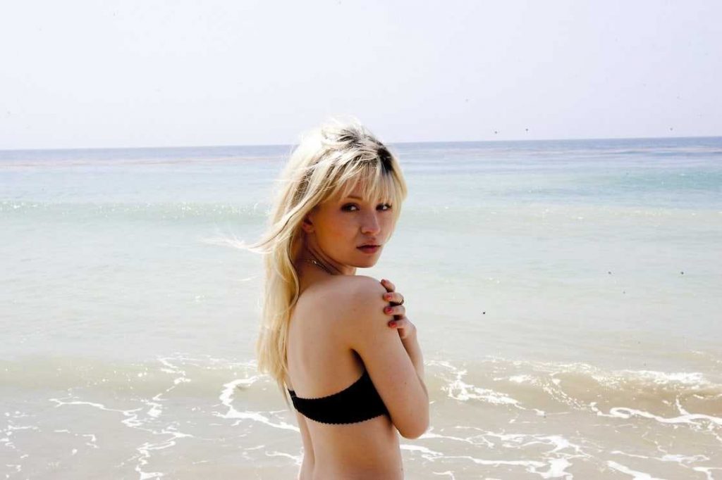 41 Sexy and Hot Emily Browning Pictures – Bikini, Ass, Boobs 4