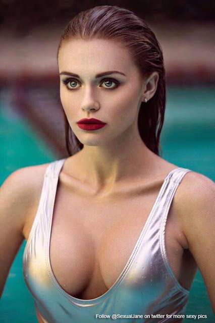 Holland Roden cleavages awesome (2)