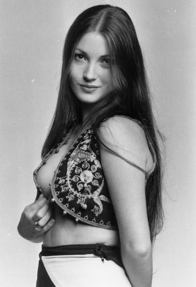 51 Sexy and Hot Jane Seymour Pictures – Bikini, Ass, Boobs 143