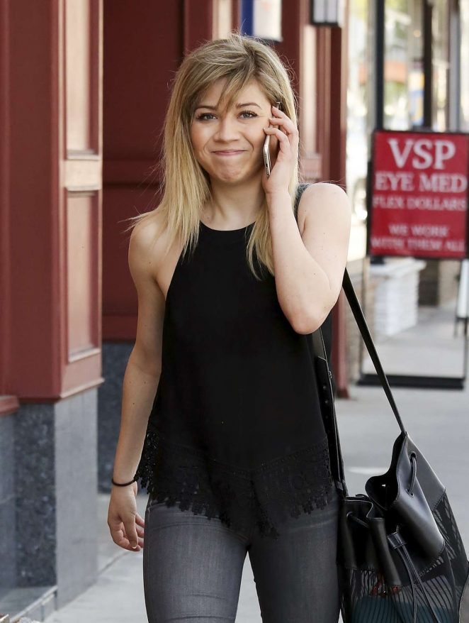 Jennette-McCurdy-out-in-Los-Angeles--04-662x878