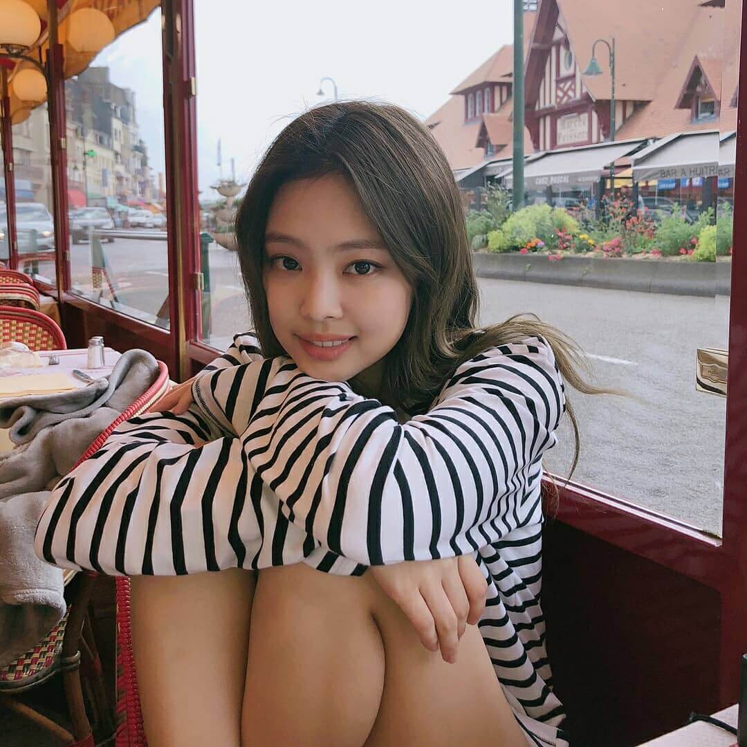 Jennie Kim sexy thigh pics (4)