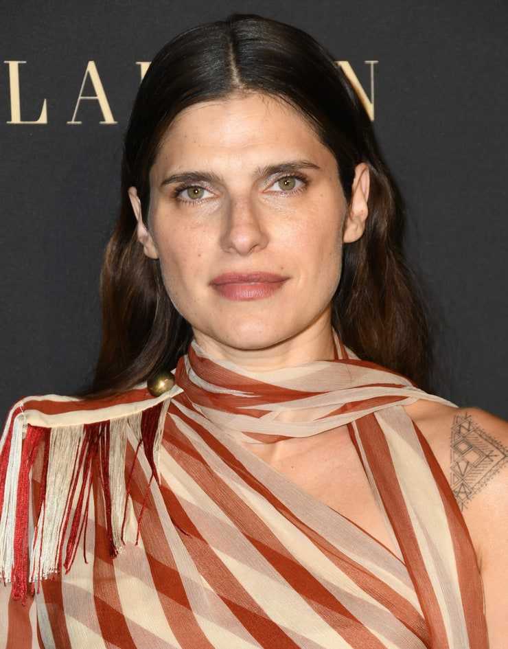 45 Sexy and Hot Lake Bell Pictures – Bikini, Ass, Boobs 19