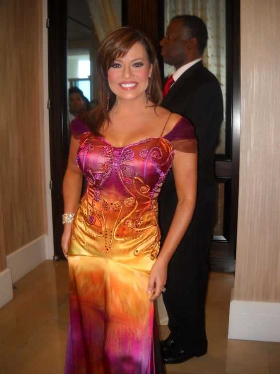 43 Sexy and Hot Robin Meade Pictures – Bikini, Ass, Boobs 34