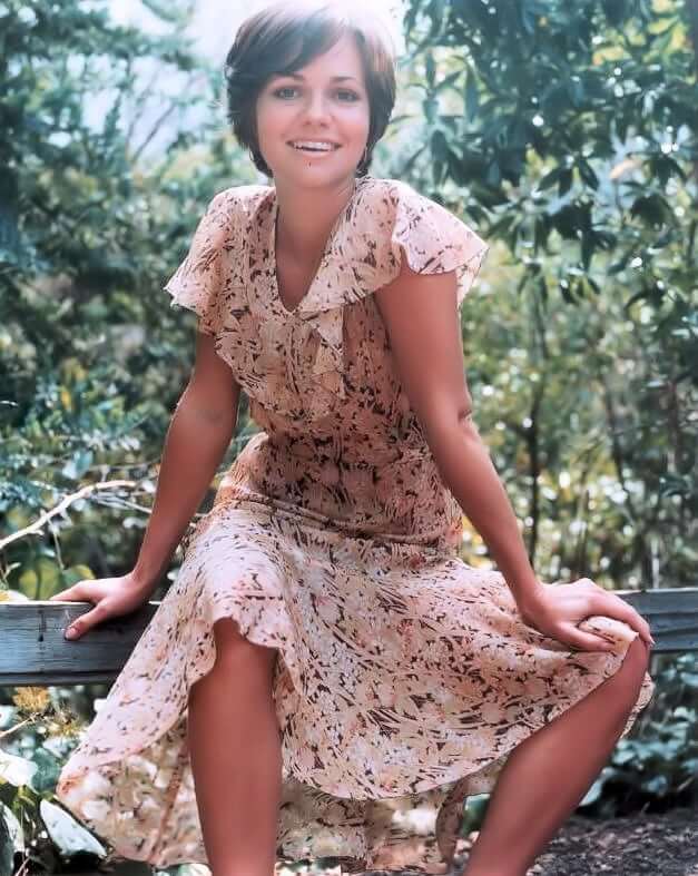 44 Sexy and Hot Sally Field Pictures – Bikini, Ass, Boobs 22