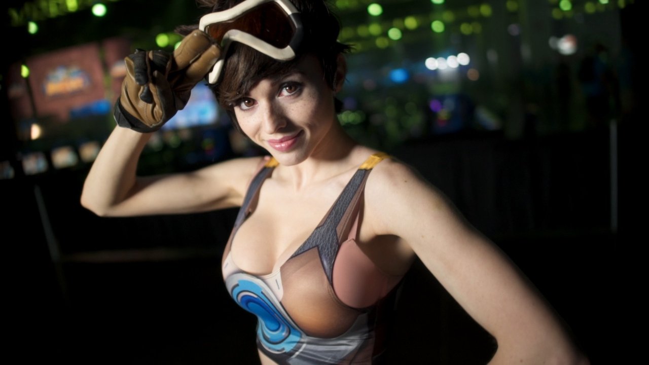 Tracer Sexy Cleavage