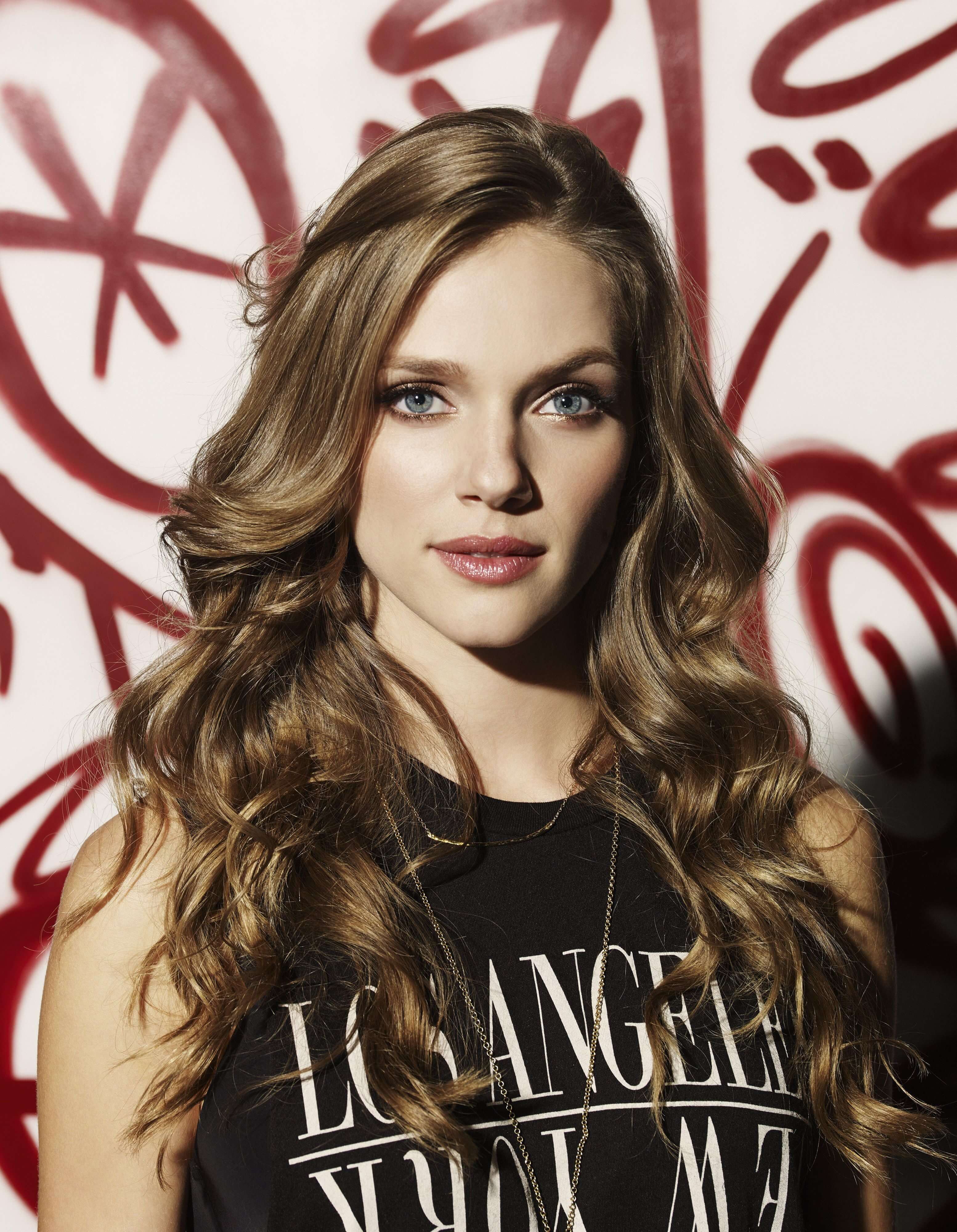 Tracy Spiridakos hot look (2)