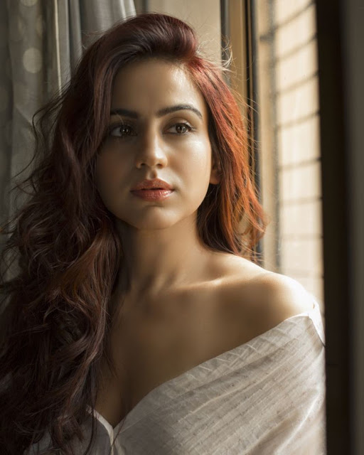 Beautiful Actress Aksha Pardasany Hot Photo Shoot In White Dress 19