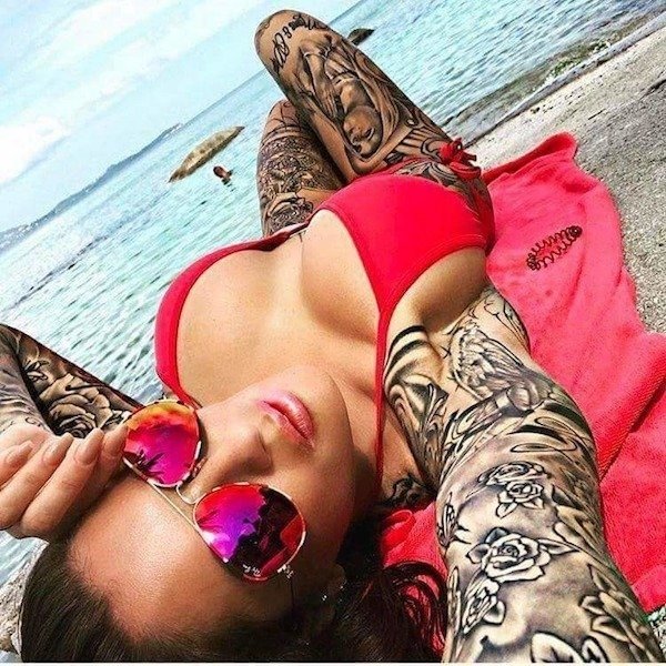 Hot and Sexy Tattoos are one sexy attribute Girls Posting Pictures on Instagram and Social Media (18 Photos) 42