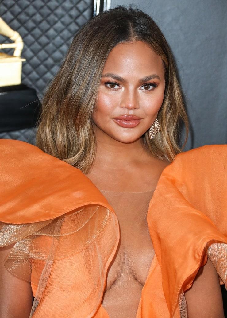 70+ Hottest Chrissy Teigen Pictures That Are Too Hot To Handle 20