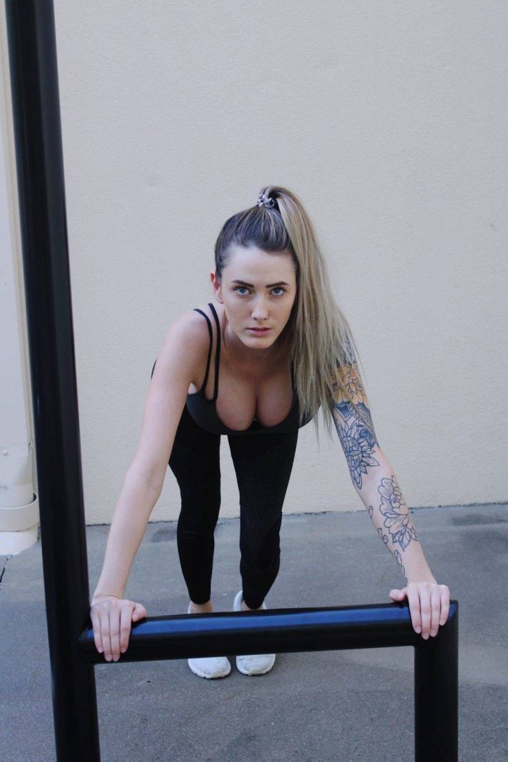 50+ Fit Girls That Are Too Hot To Handle 41