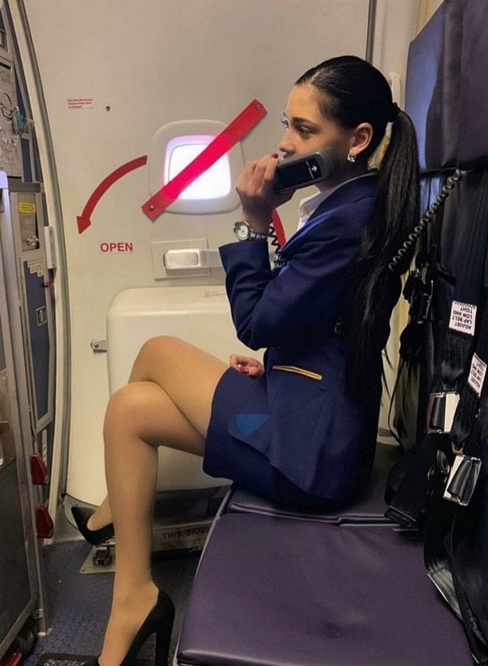 33 Funny Flight Attendants That Will Make Your Day-26