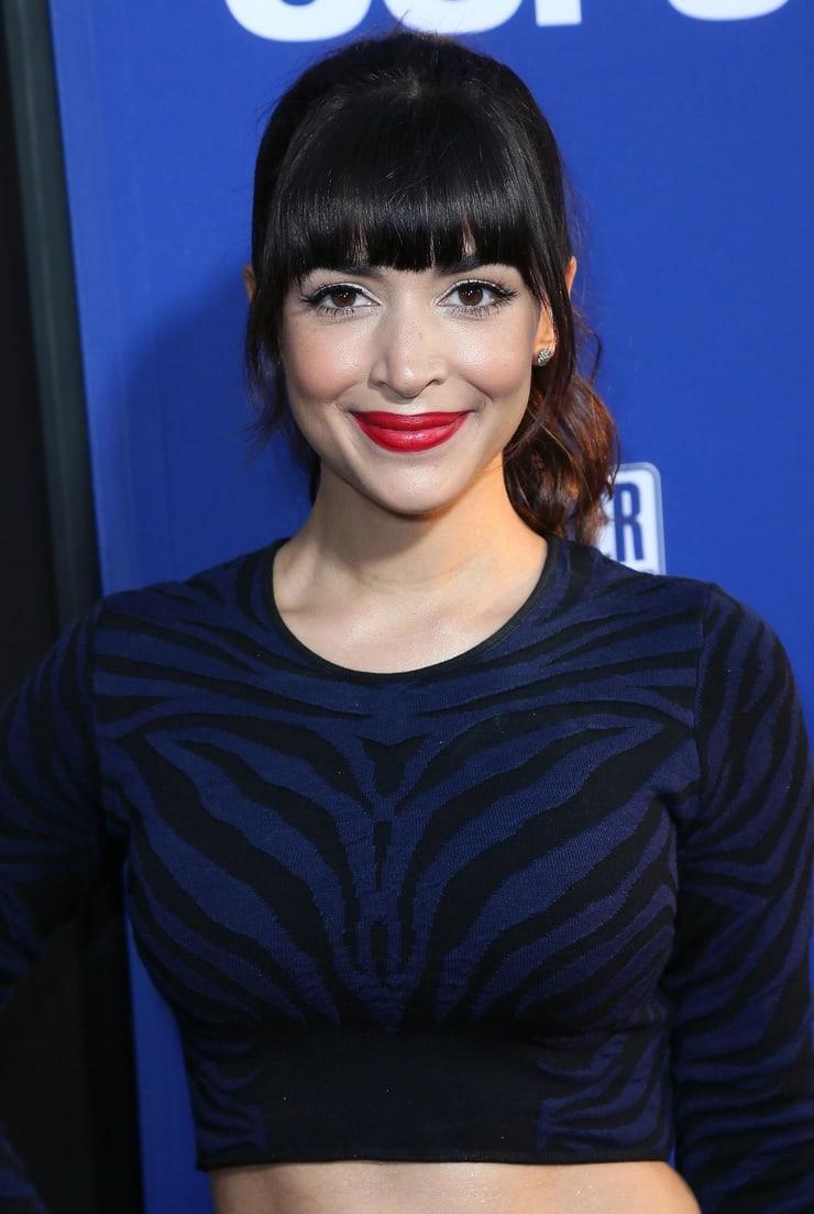 70+ Hot Pictures Of Hannah Simone Are Sexy As Hell 249