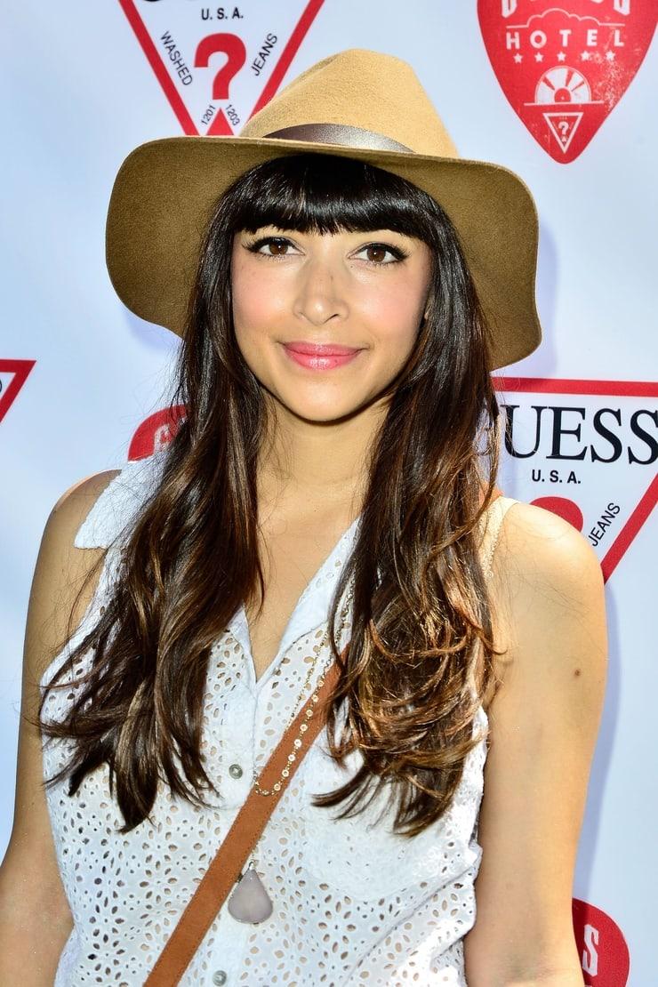 70+ Hot Pictures Of Hannah Simone Are Sexy As Hell 250