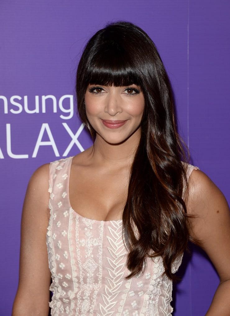 70+ Hot Pictures Of Hannah Simone Are Sexy As Hell 31