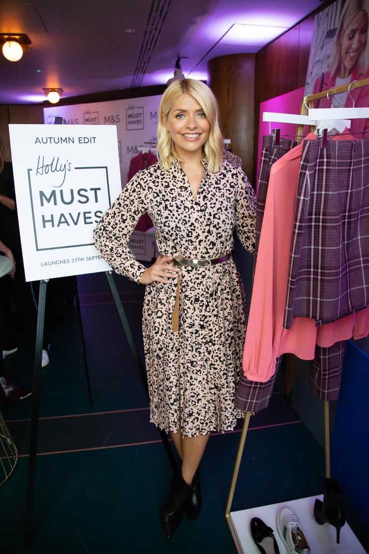 70+ Sexy Holly Willoughby Pictures Show Off Hot Curvy Body 19
